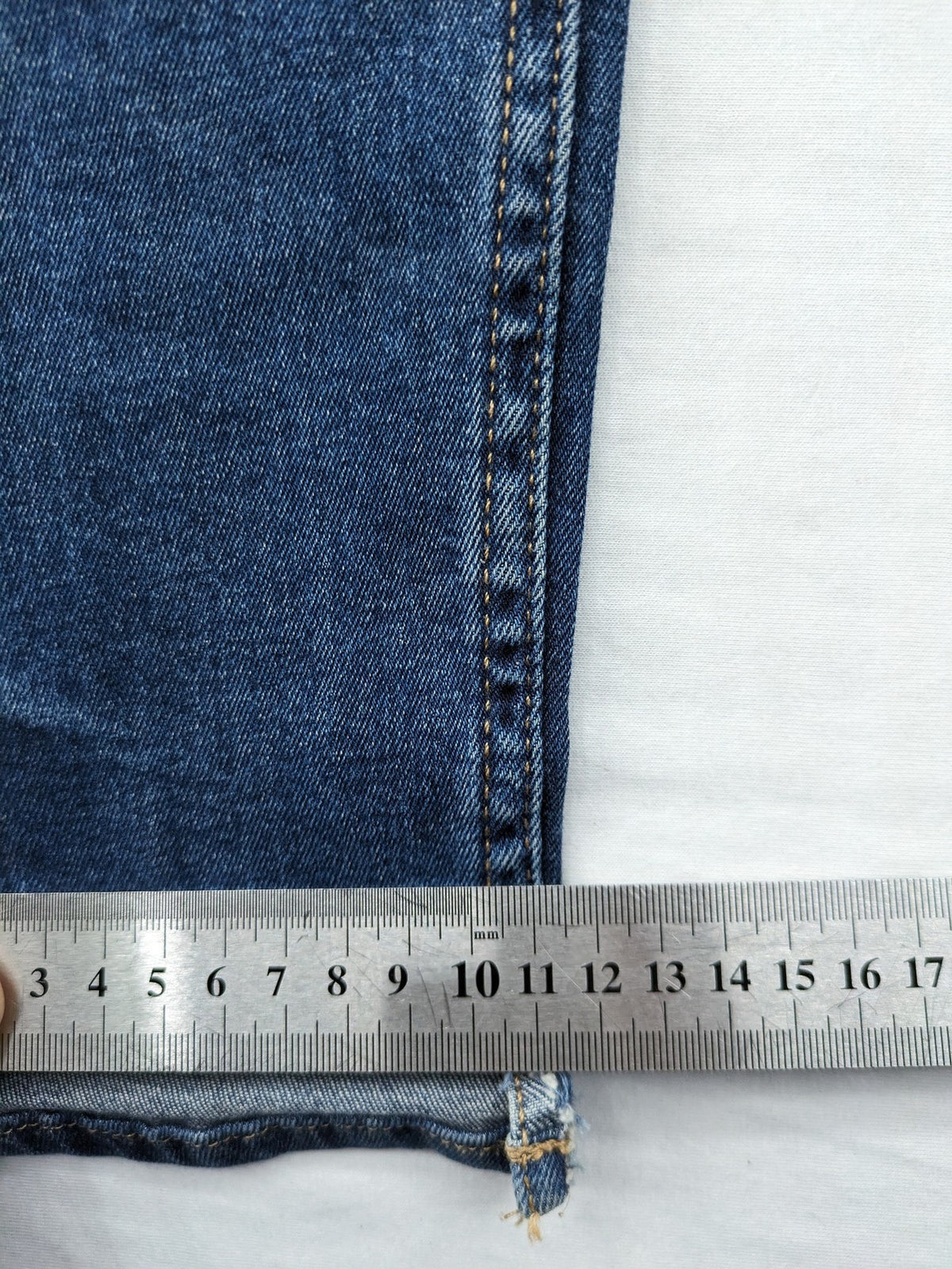 Zara Basic blue skinny jeans with destroyed knee details and frayed hem.