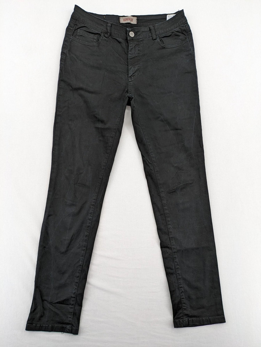 Kontatto pink straight jeans 5-pocket design with stretch material and slim fit.