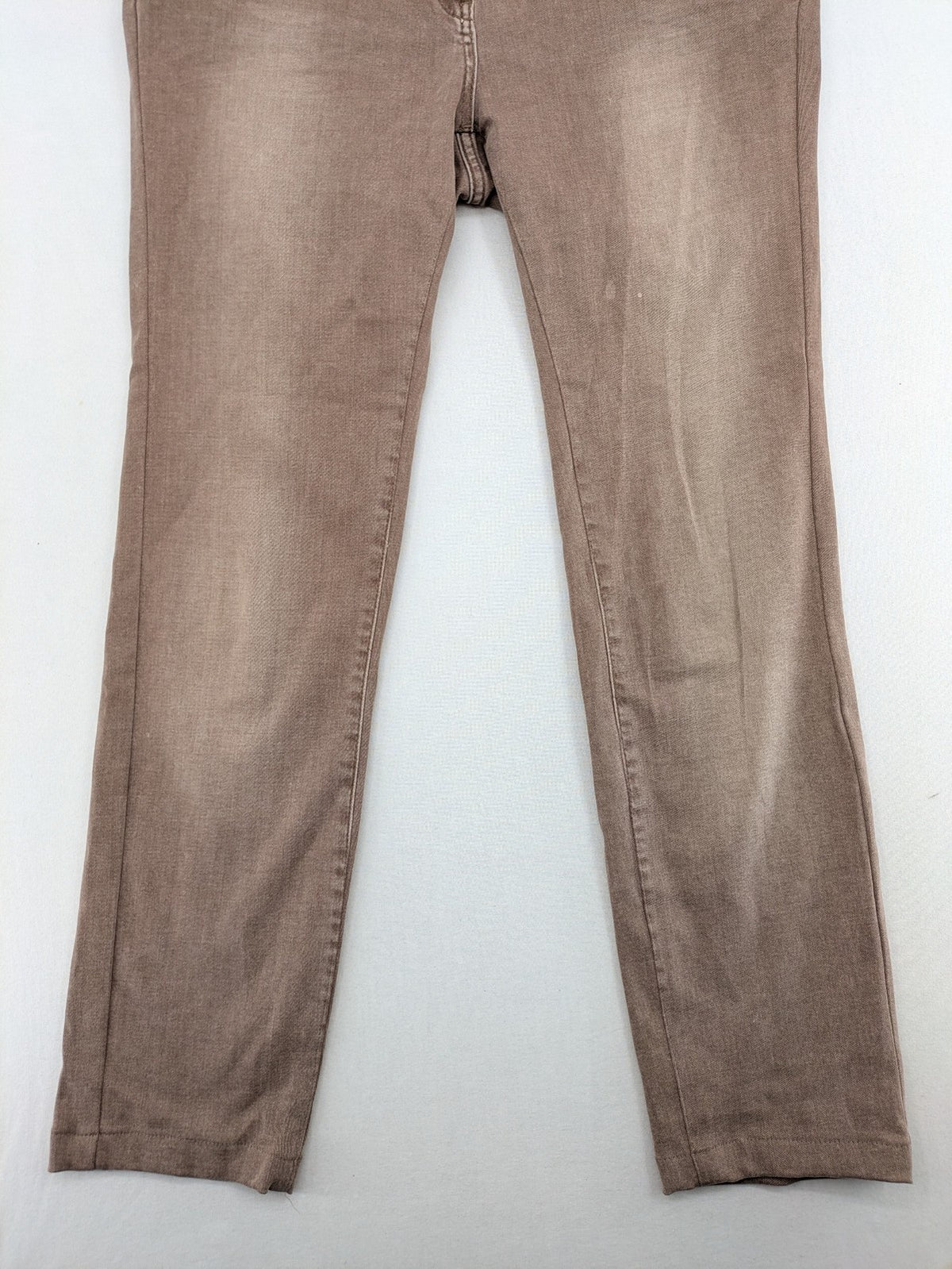 Comma brown straight leg jeans with classic five-pocket design and subtle logo embroidery.