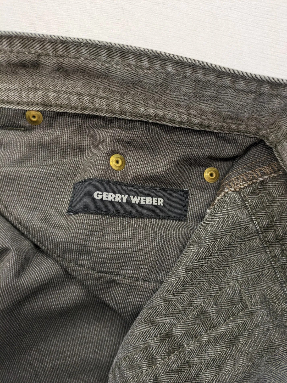 Gerry Weber grey straight jeans with herringbone pattern and classic 5-pocket design.
