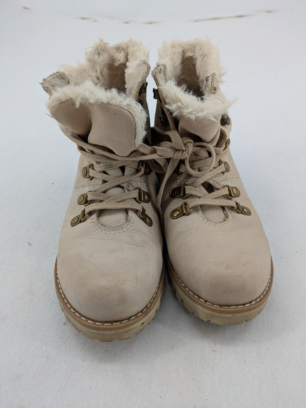 Lasocki beige winter boots size 36, warm faux fur lining, sturdy lace-up design.