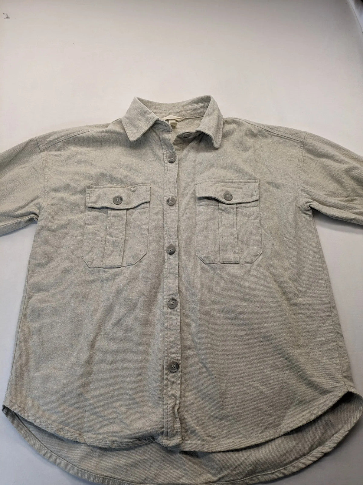 H&M beige overshirt jacket, classic collar, button-down front, two chest pockets, cotton material.