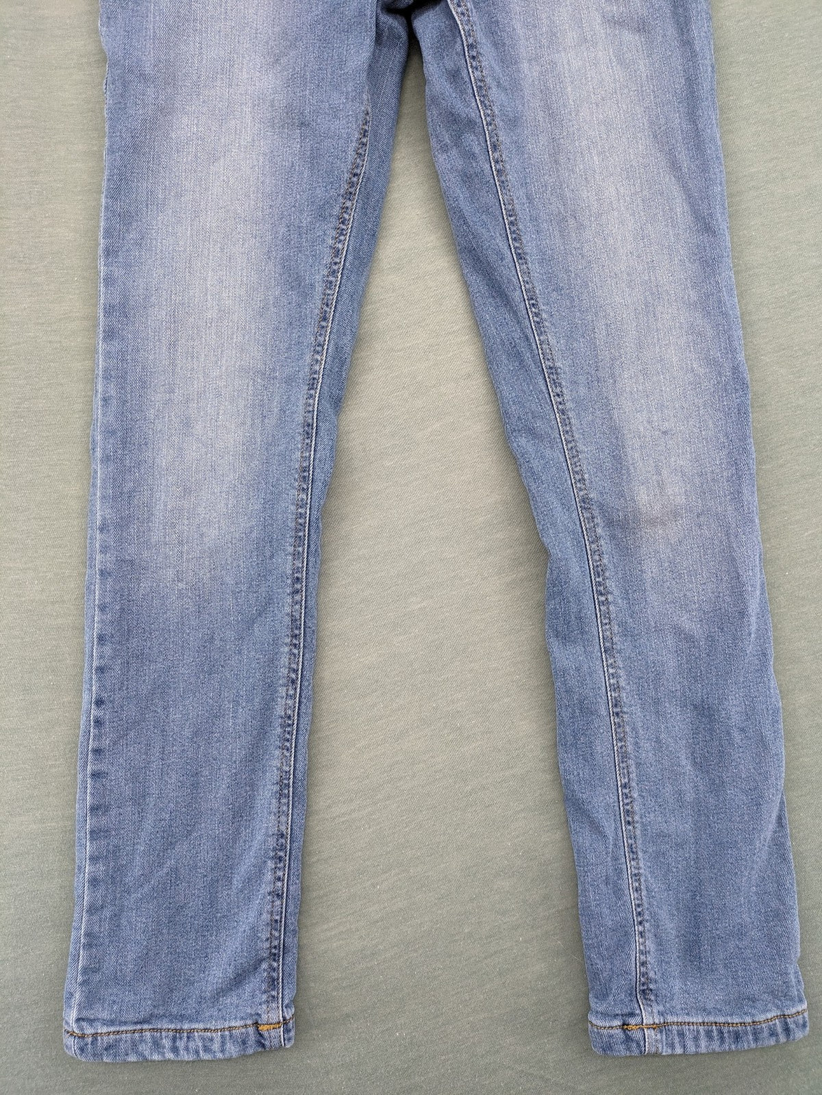 Alive blue straight jeans with classic cut, durable cotton-elastane blend, and button closure.
