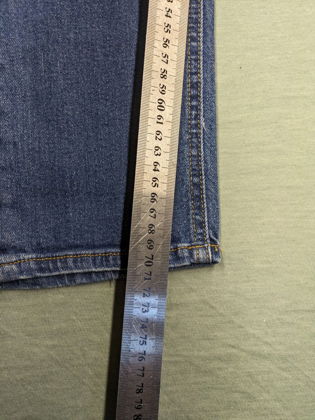 Peg blue ripped straight jeans with distressed details and comfortable stretch material.