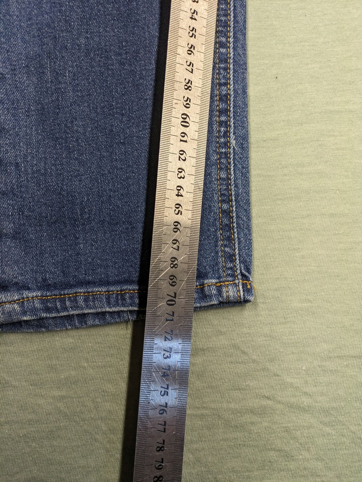 Peg blue ripped straight jeans with distressed details and comfortable stretch material.