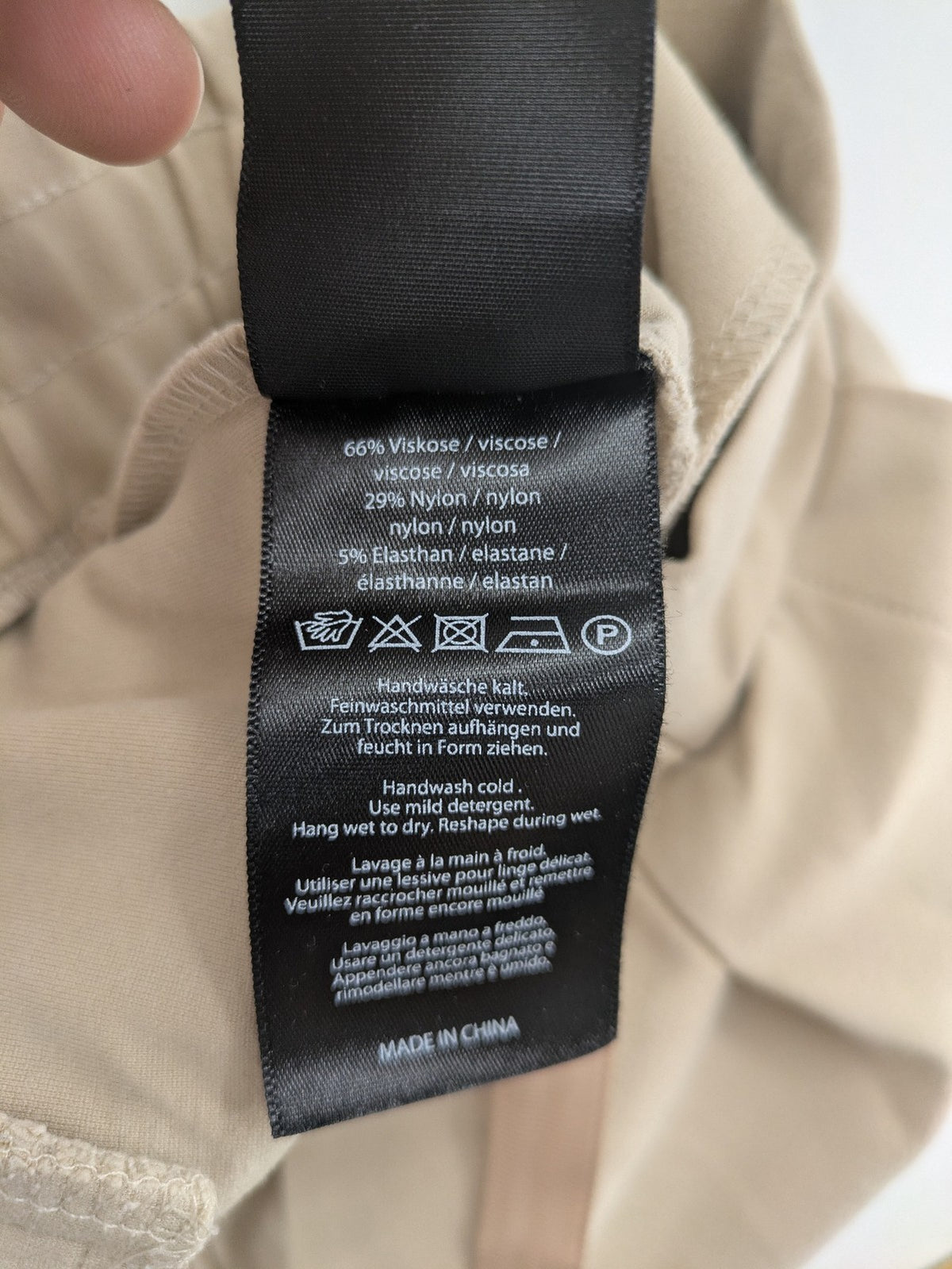 Señoritas Icon Deluxe beige jogger pants with elastic waistband and cargo pockets.
