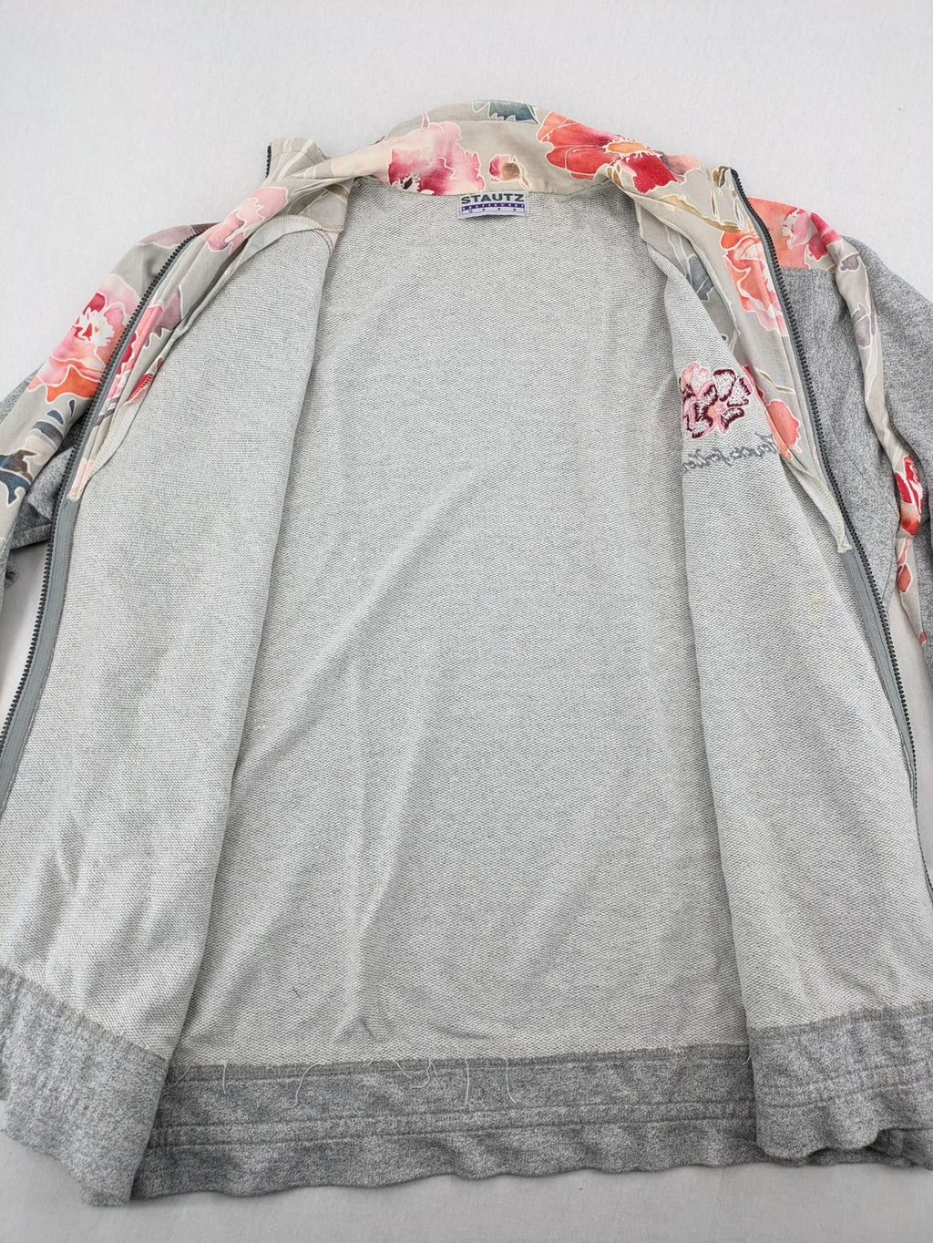Stautz vintage jacket grey floral pattern with embroidered details and zip closure.