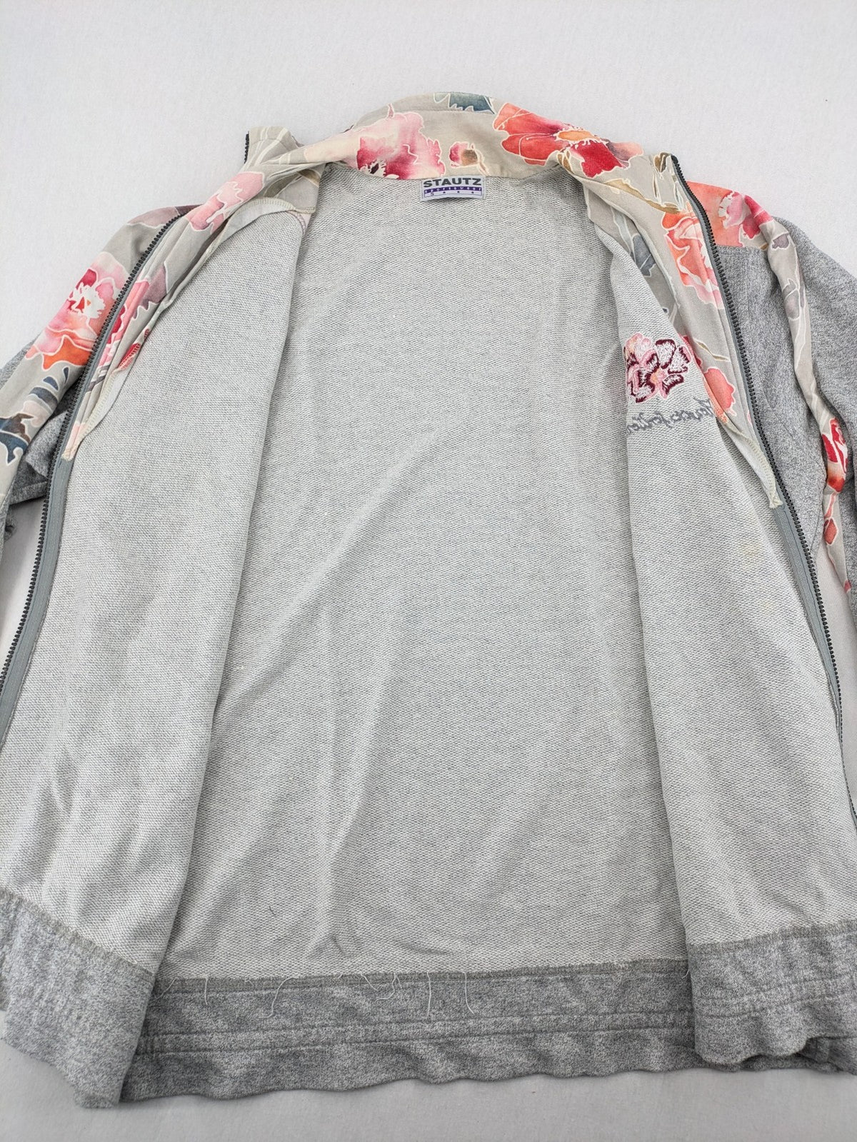 Stautz vintage jacket grey floral pattern with embroidered details and zip closure.
