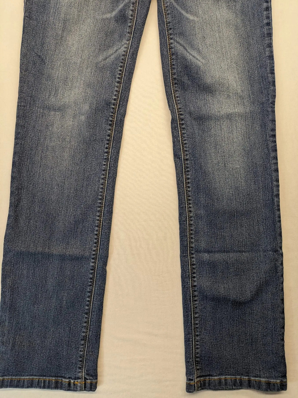 john baner blue straight jeans 5-pocket design with colorful rivets and whiskering effects