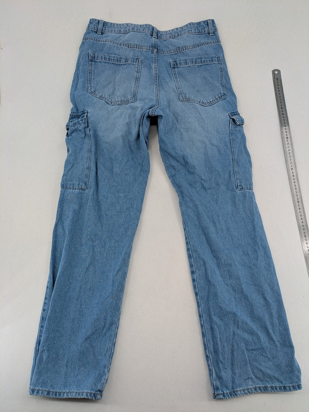 ONLY blue straight jeans with multiple pockets and zipper/button closure, made of 100% cotton.
