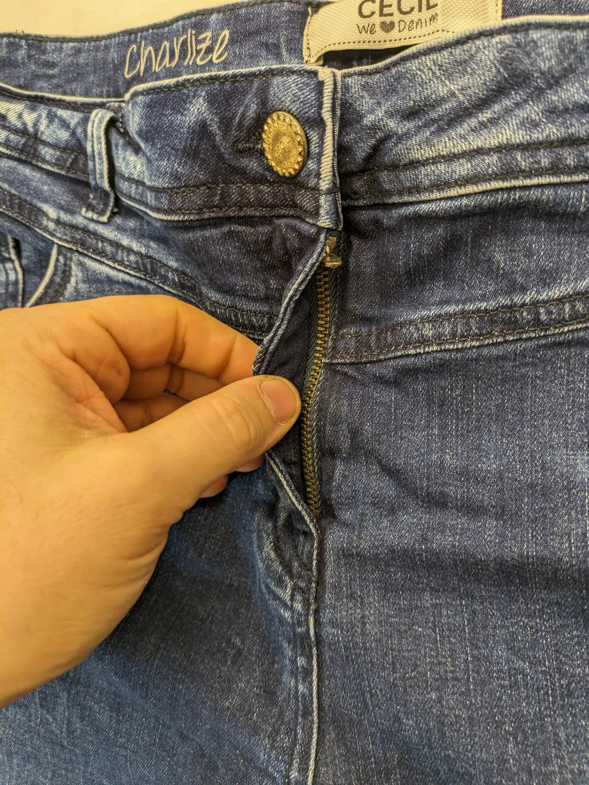Cecil blue straight jeans with grey side stripe, five-pocket style, stretch denim.