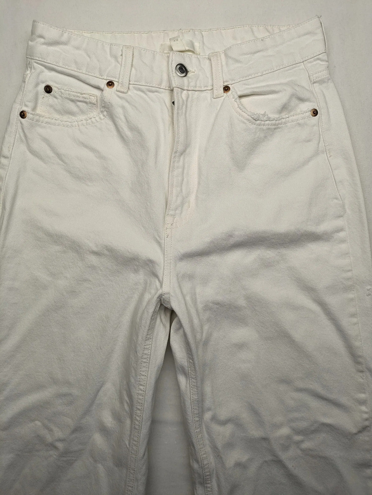 H&M white straight jeans high rise 5-pocket style made from 100% cotton.