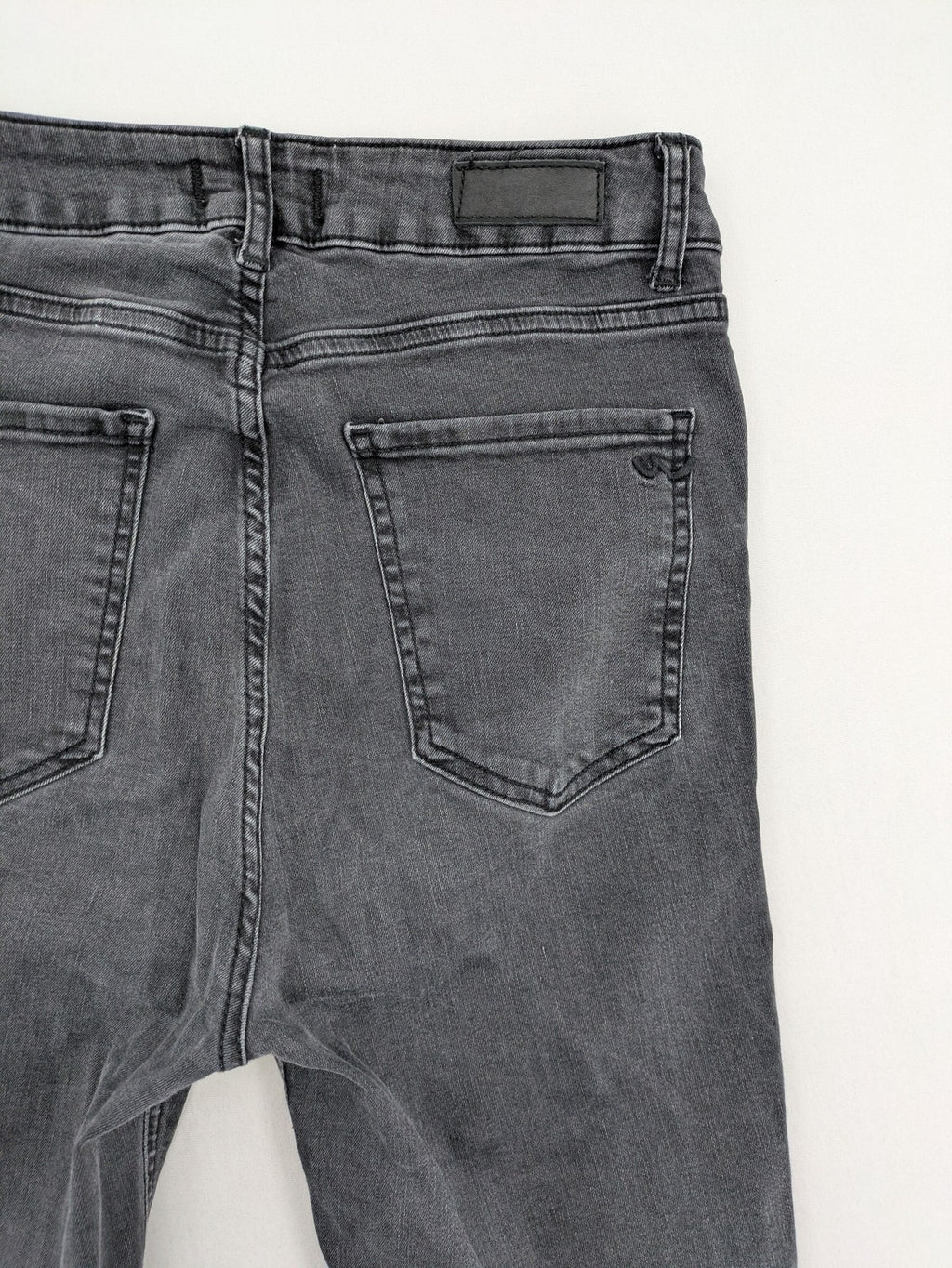 LTB grey skinny jeans with ultra high rise and washed look, model Marcella X.