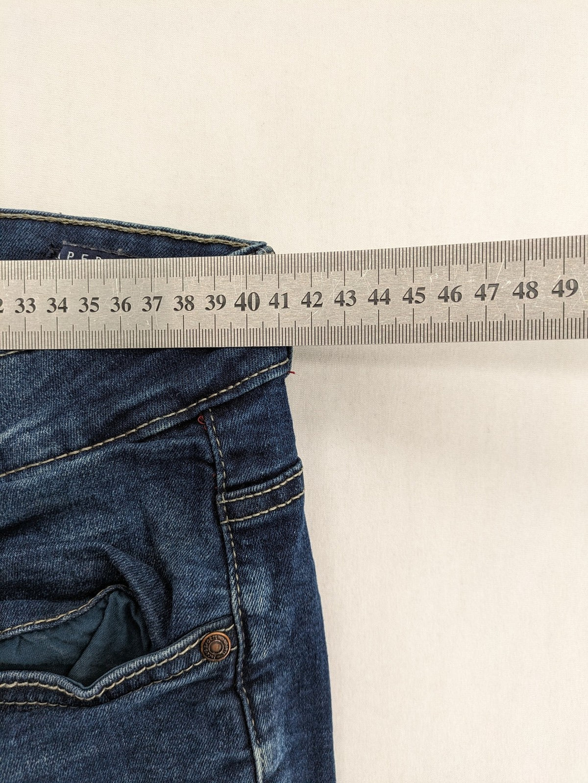 Jack's blue tapered jeans with light wash, 98% cotton, 2% elastane blend.