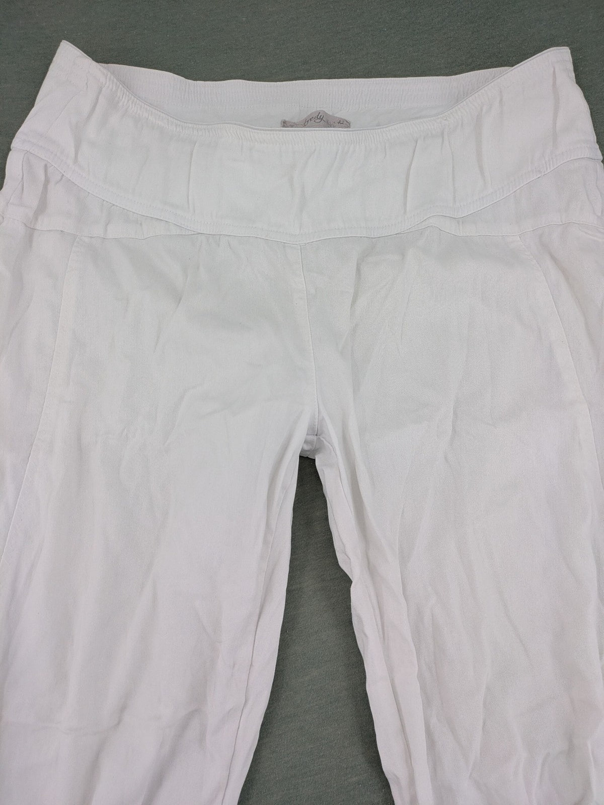 TREDY white capri pants with delicate floral embroidery and wide comfort waistband.