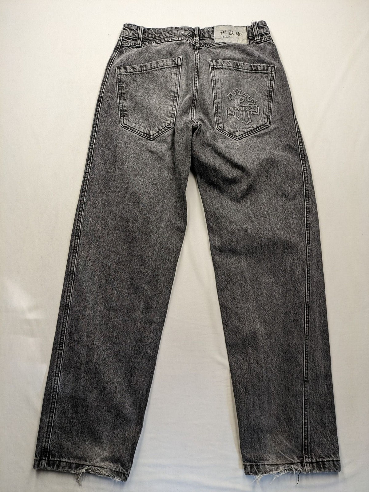Retro black straight jeans washed denim vintage look with baggy fit and distressed details.