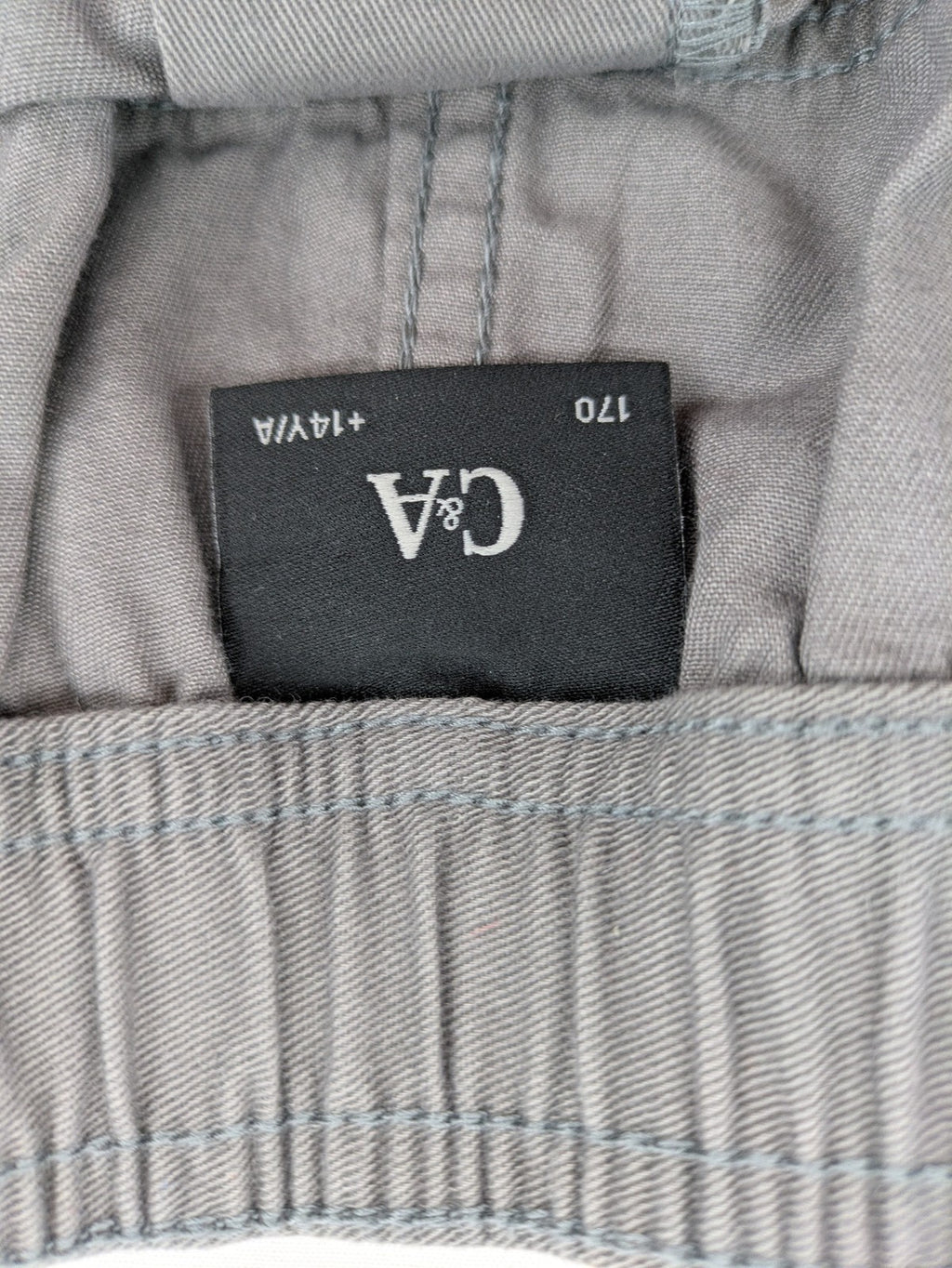 C&A grey cargo shorts with multiple pockets and elastic waistband, made of cotton.