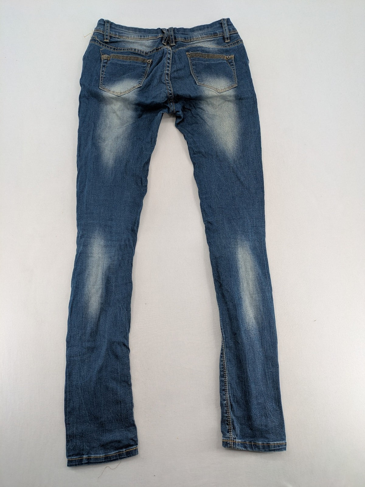 Damen blue straight jeans destroyed look with rhinestones and studs, low rise fit.