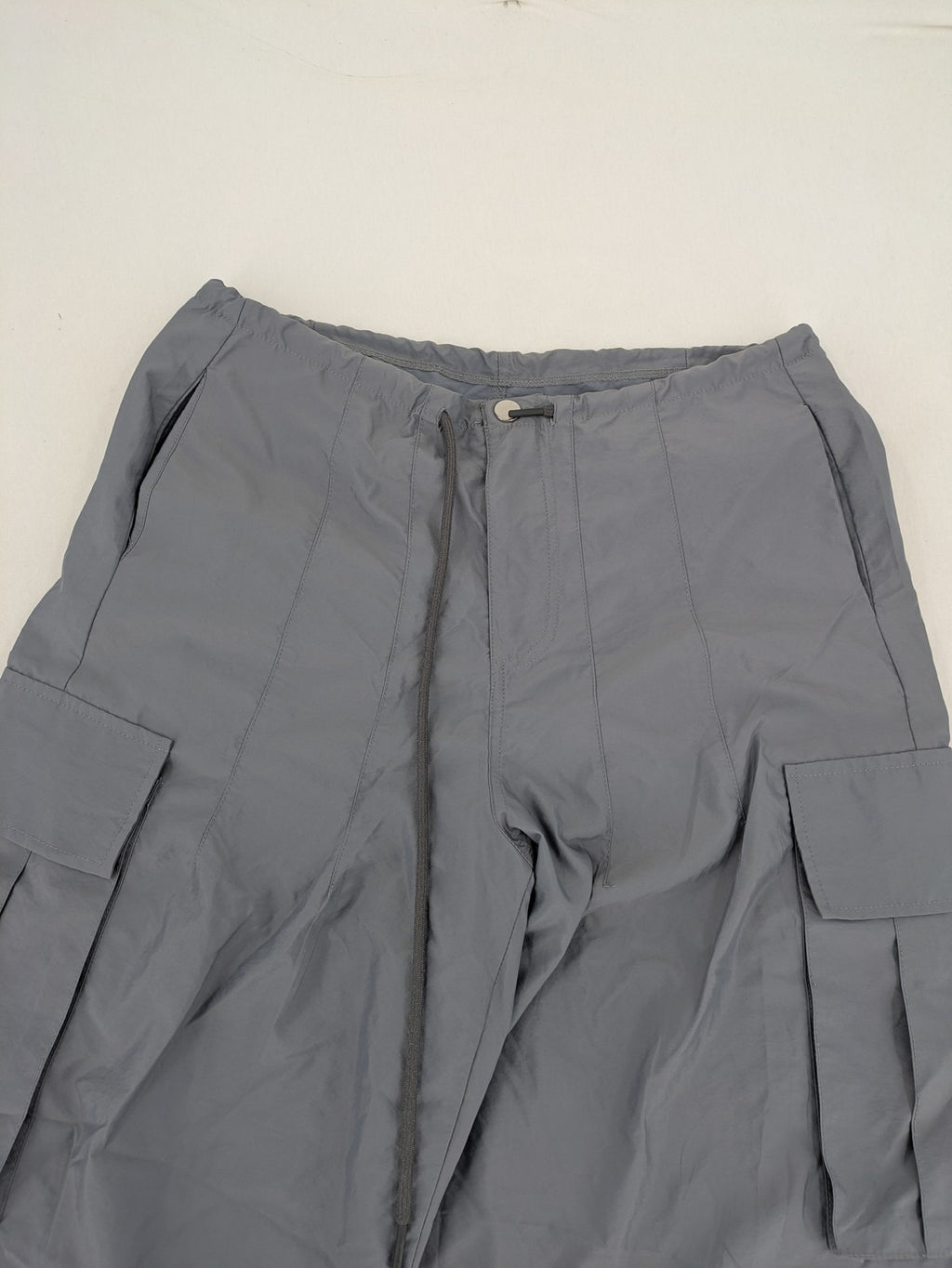 Herren Cargohose grey parachute style with adjustable ankle cuffs and cargo pockets.