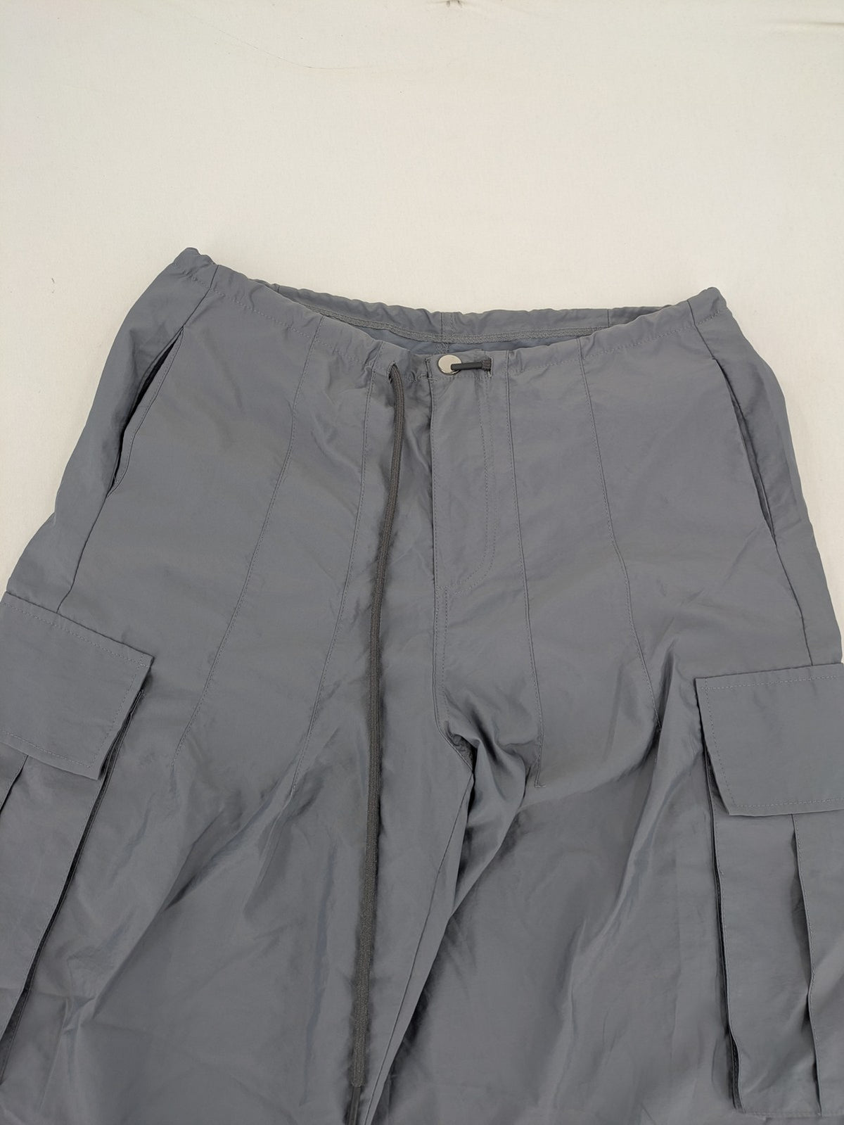 Herren Cargohose grey parachute style with adjustable ankle cuffs and cargo pockets.