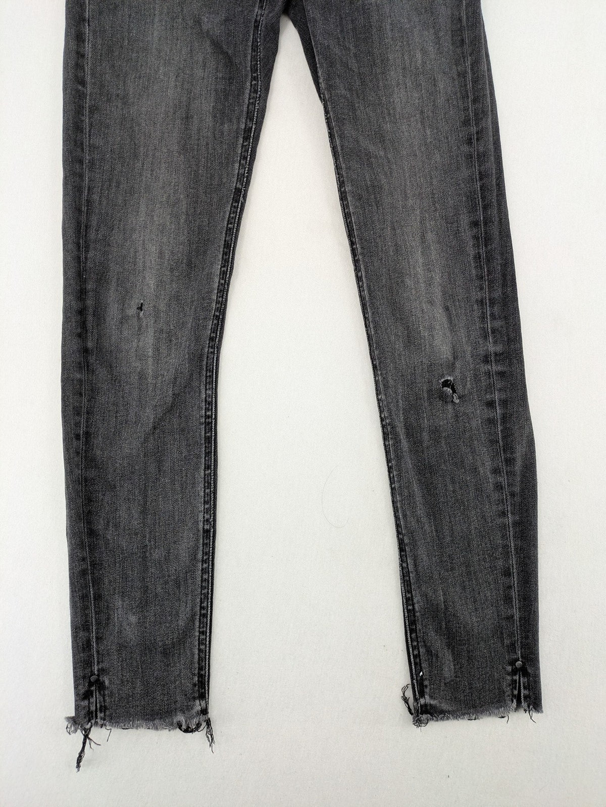 Stradivarius grey skinny jeans with distressed finish and ankle zippers, five-pocket style.