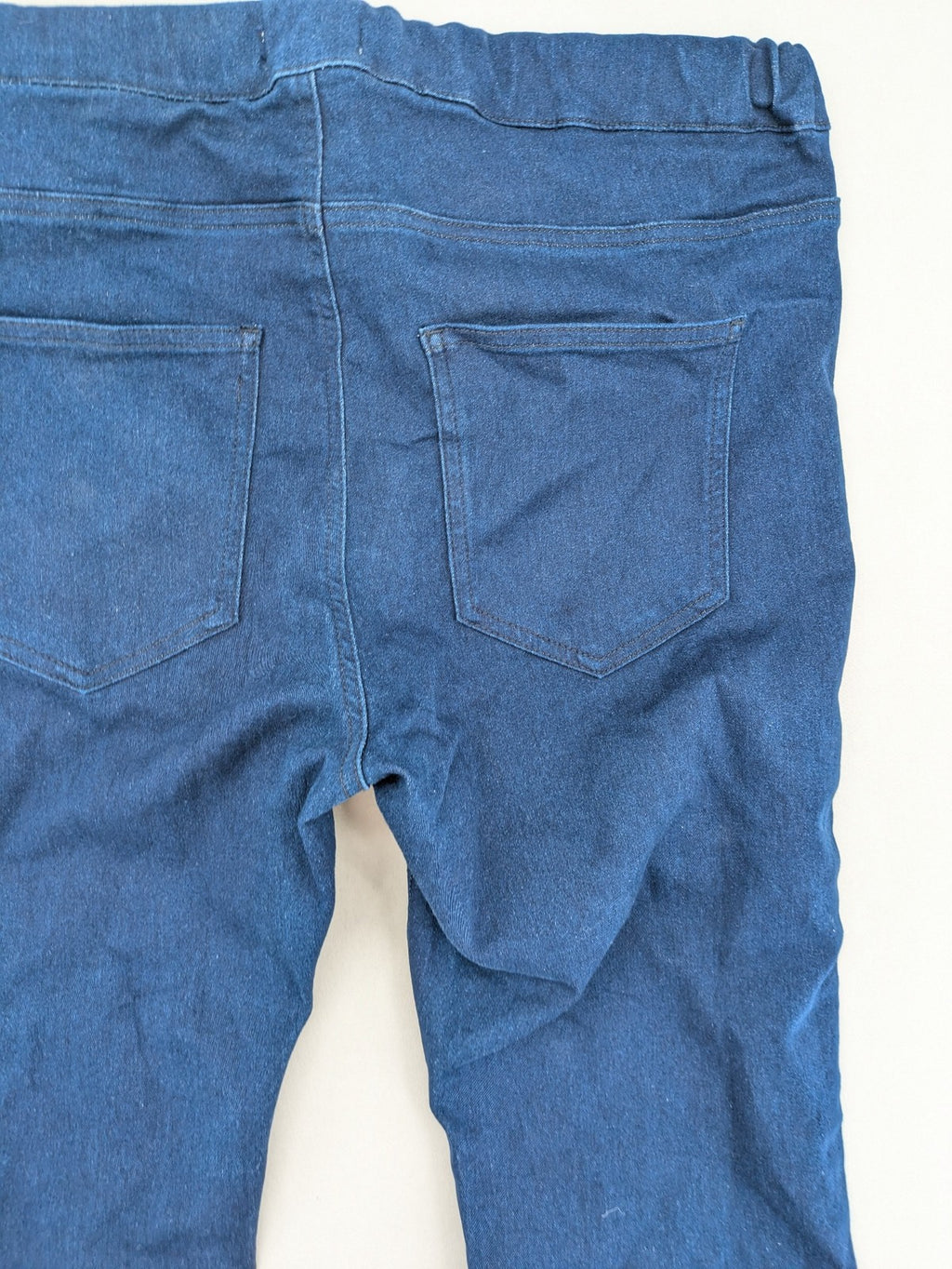 Zalando Essentials blue straight jeans with classic 5-pocket design and elastic waistband.