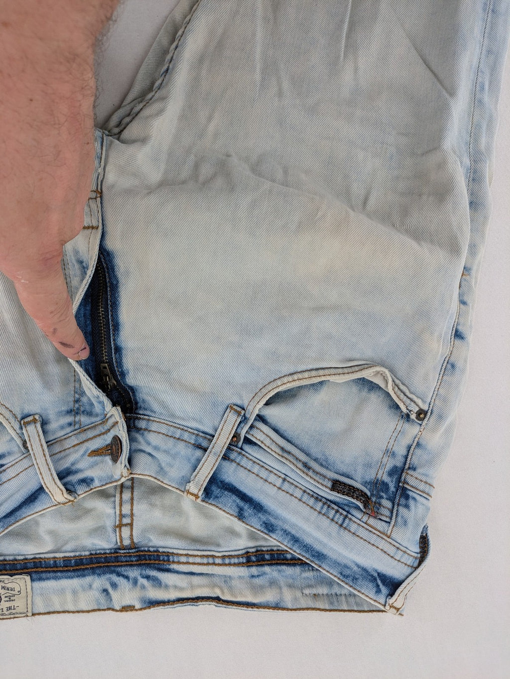 Zara Man blue skinny jeans with acid wash and classic five-pocket design.