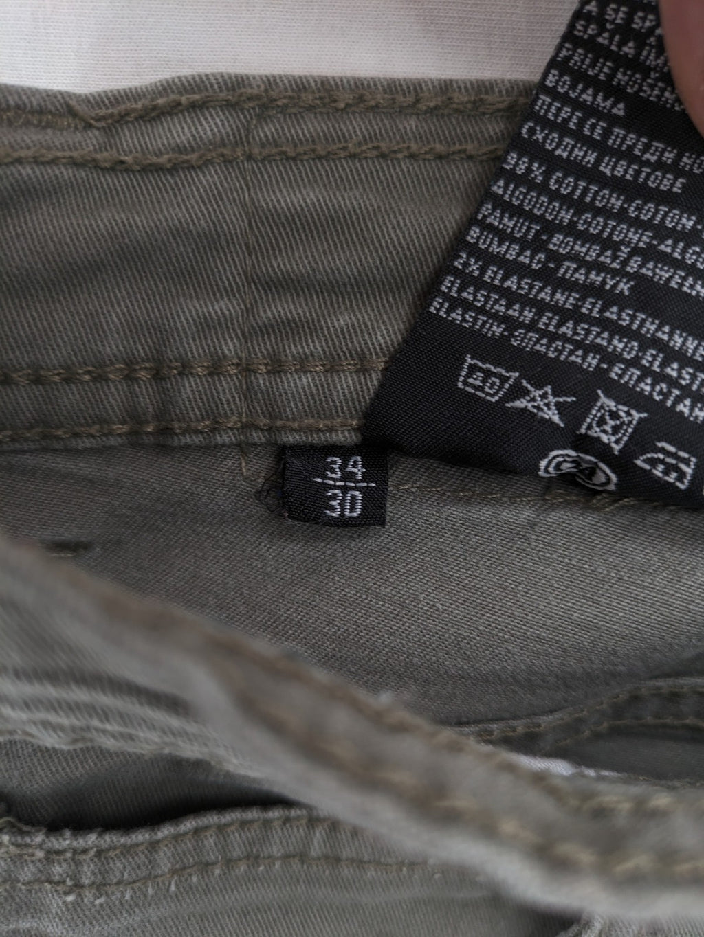 C&A pink chino pants classic 5-pocket style with zipper, made of stretch cotton.