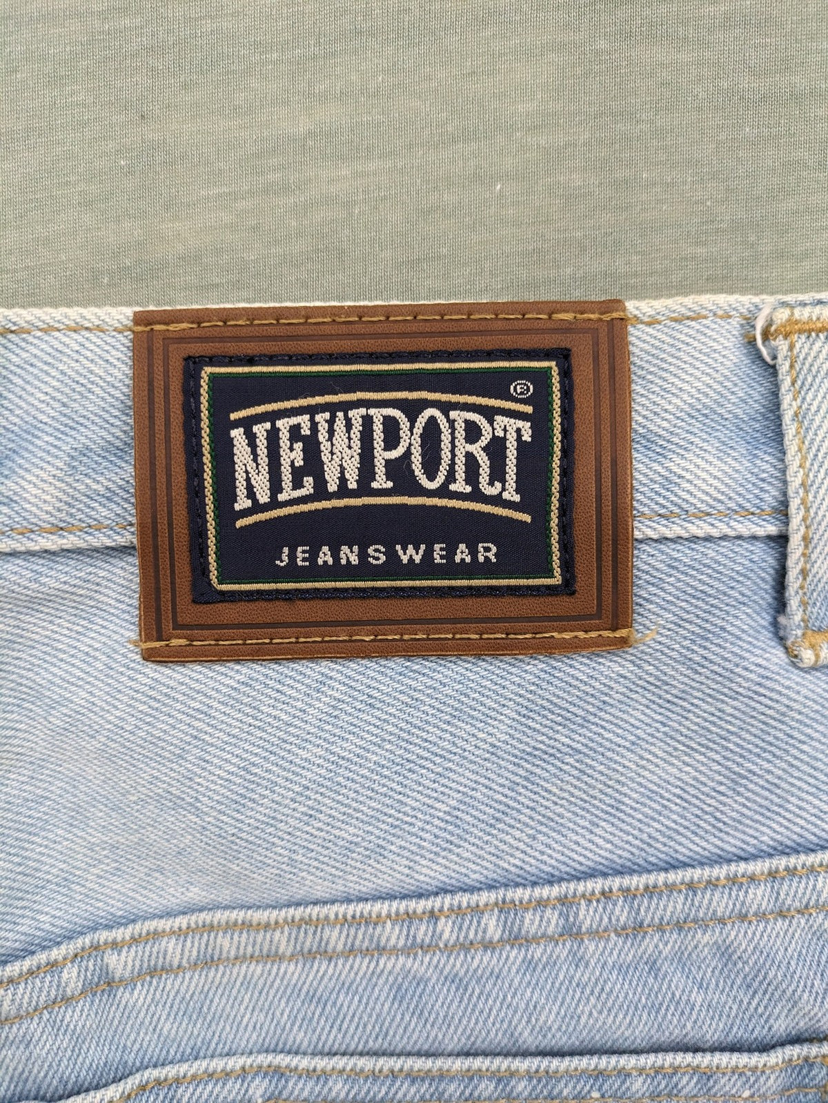 Newport straight jeans light blue 5-pocket design made from 100% cotton.