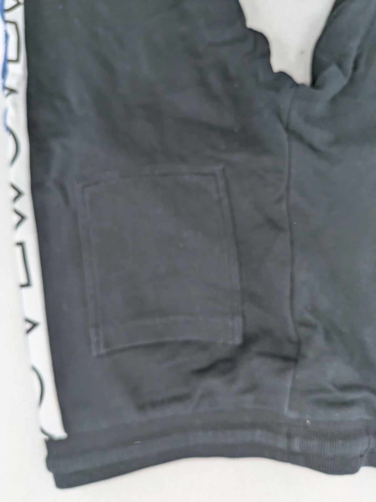Baumwolle black pants with PlayStation logo tape, elastic waistband, cotton material.