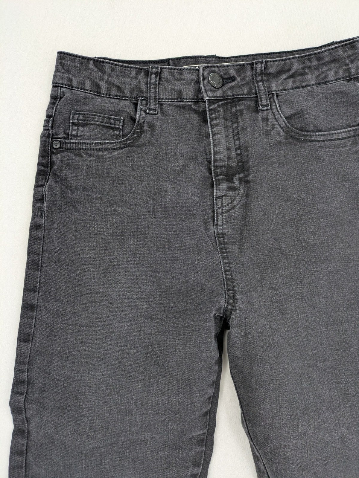 Noisy May grey skinny jeans with classic 5-pocket design and button closure.