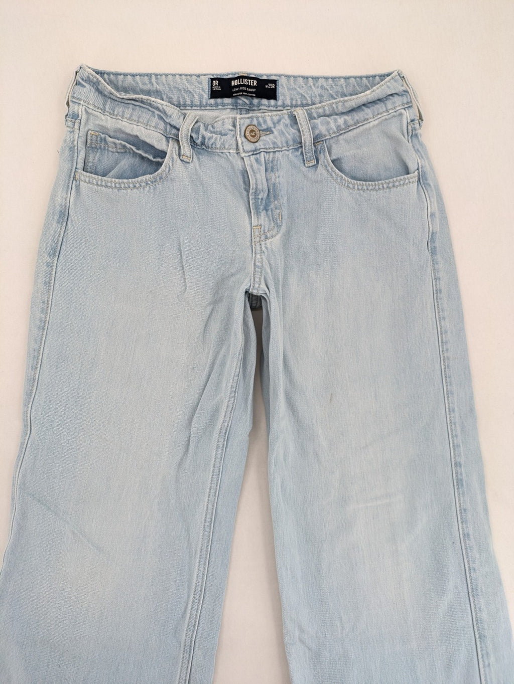 Hollister blue straight jeans low-rise baggy with raw hem and classic five-pocket design.