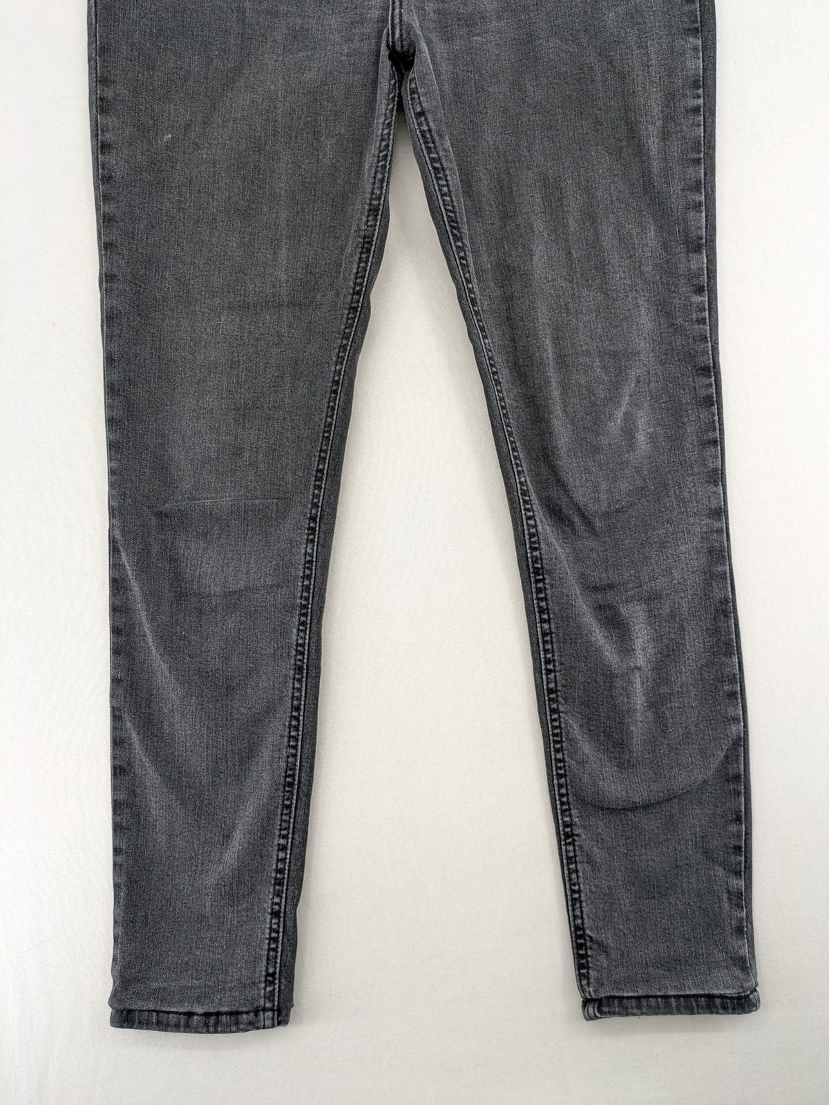 LTB grey skinny jeans with ultra high rise and washed look, model Marcella X.