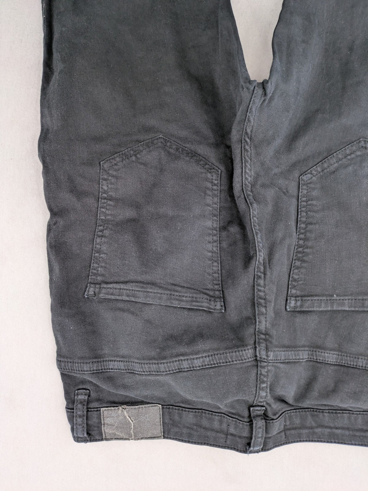 Ginatricot black skinny fit jeans with classic 5-pocket design and button closure.
