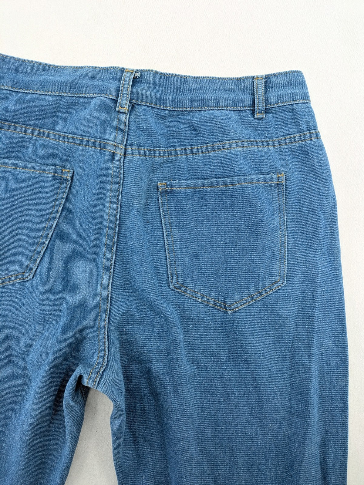 Straight Leg blue straight jeans high waist with classic denim material and button closure.