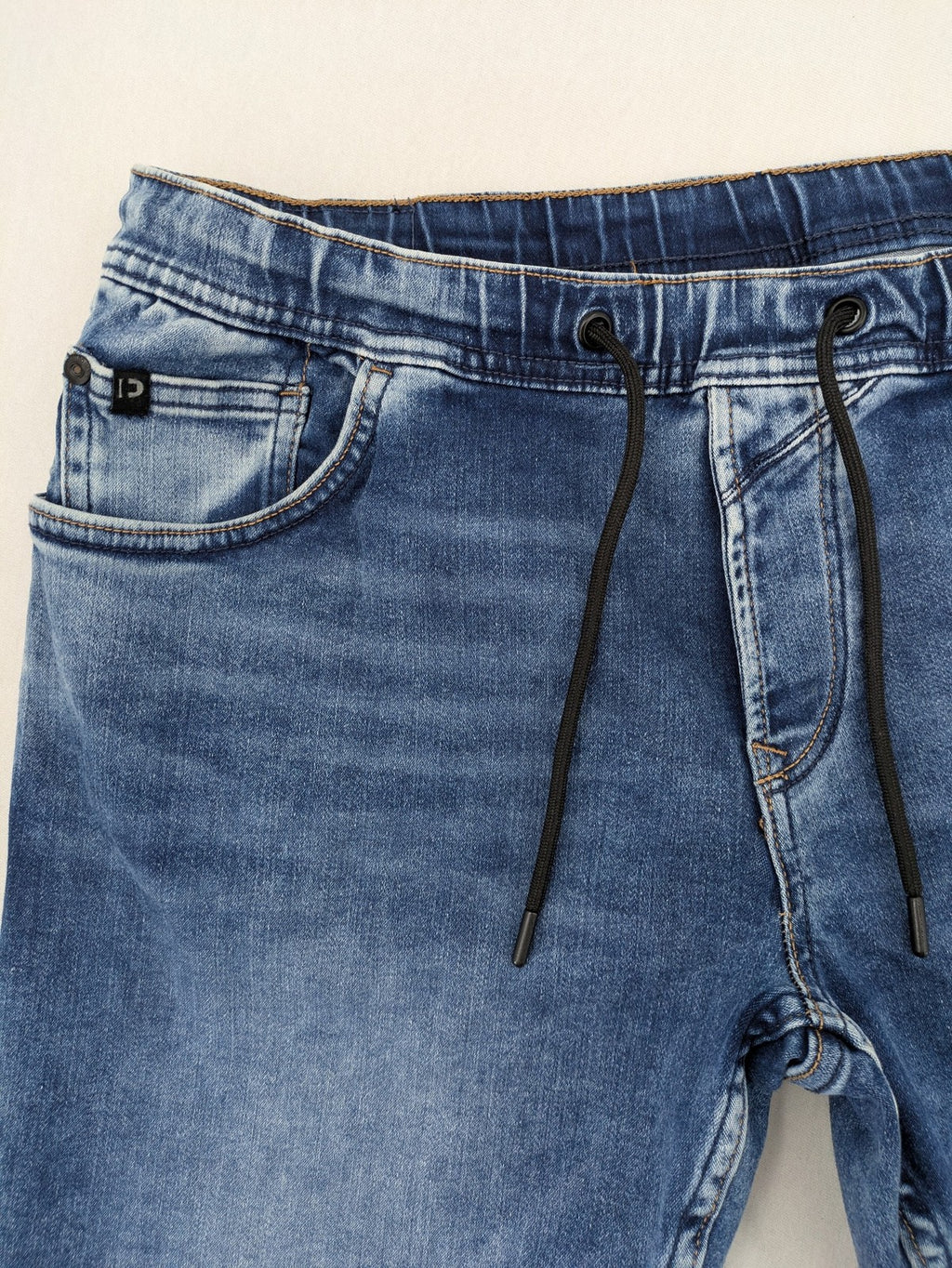Tom Tailor Denim blue bicycle shorts with elastic waistband and functional drawstring, classic five-pocket style.