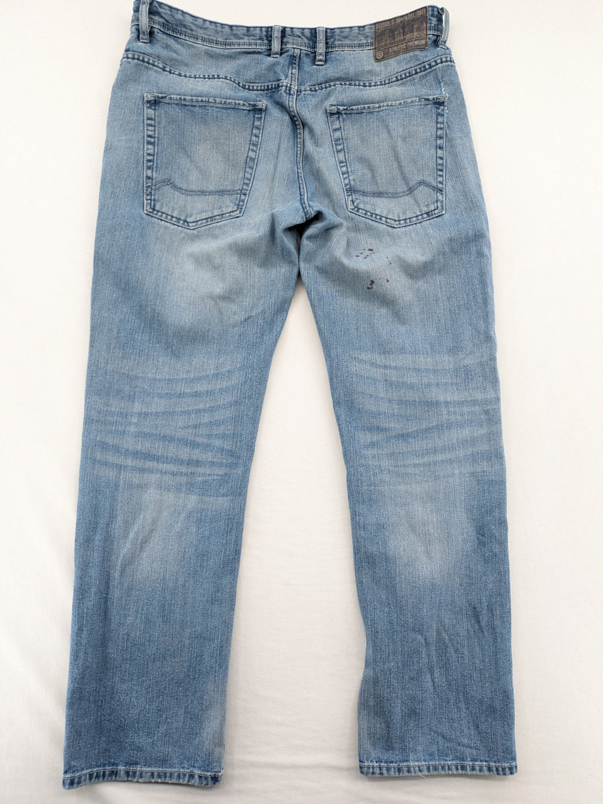 Angelo Litrico blue straight jeans with classic 5-pocket design and button closure.