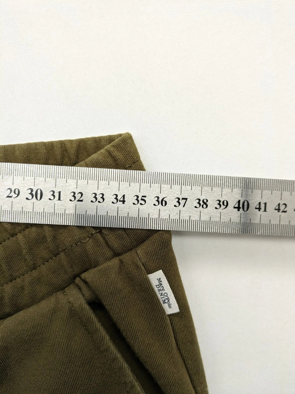 Marc O'Polo khaki joggers with elastic waistband and stylish front seams.