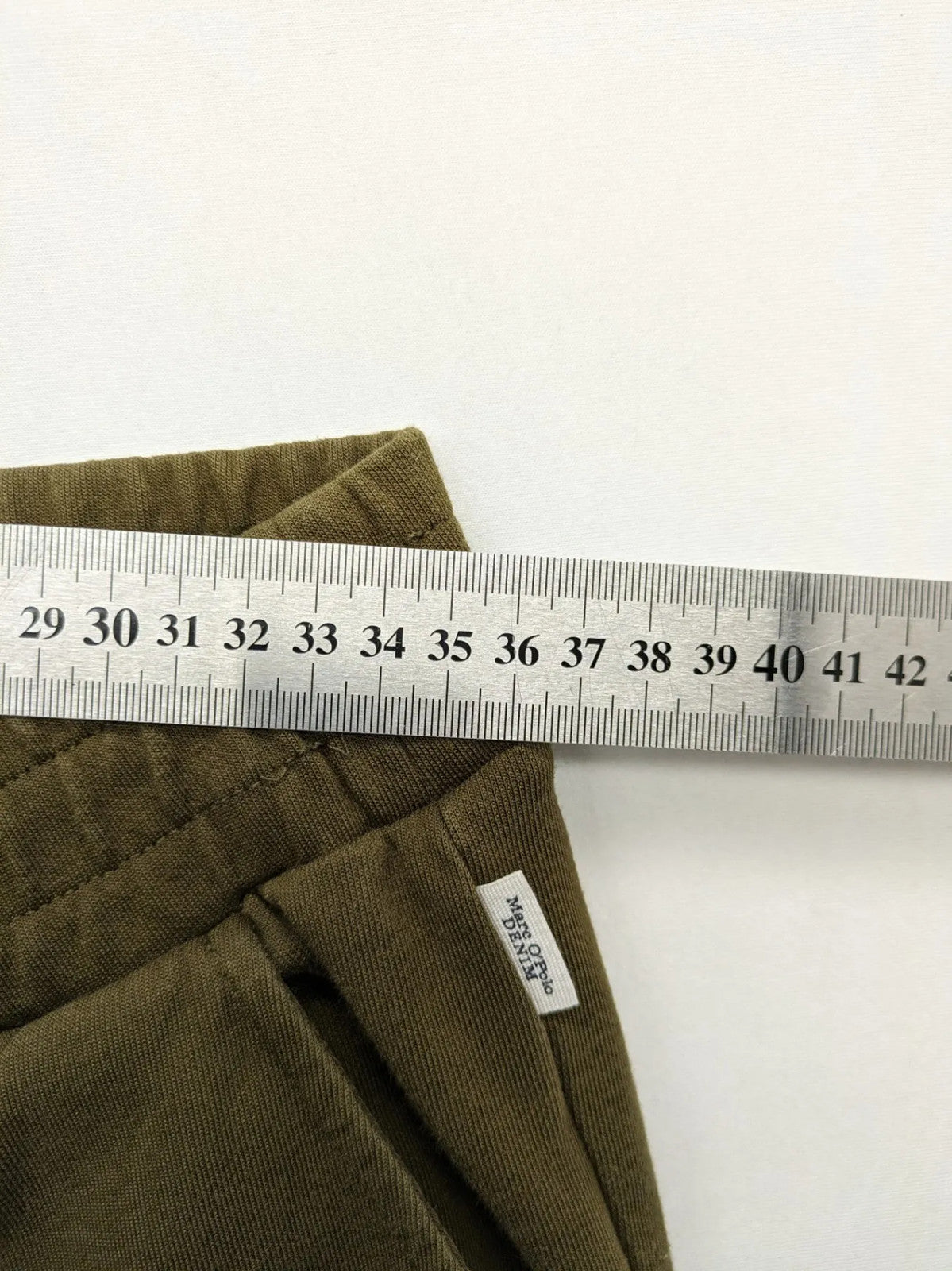 Marc O'Polo khaki joggers with elastic waistband and stylish front seams.