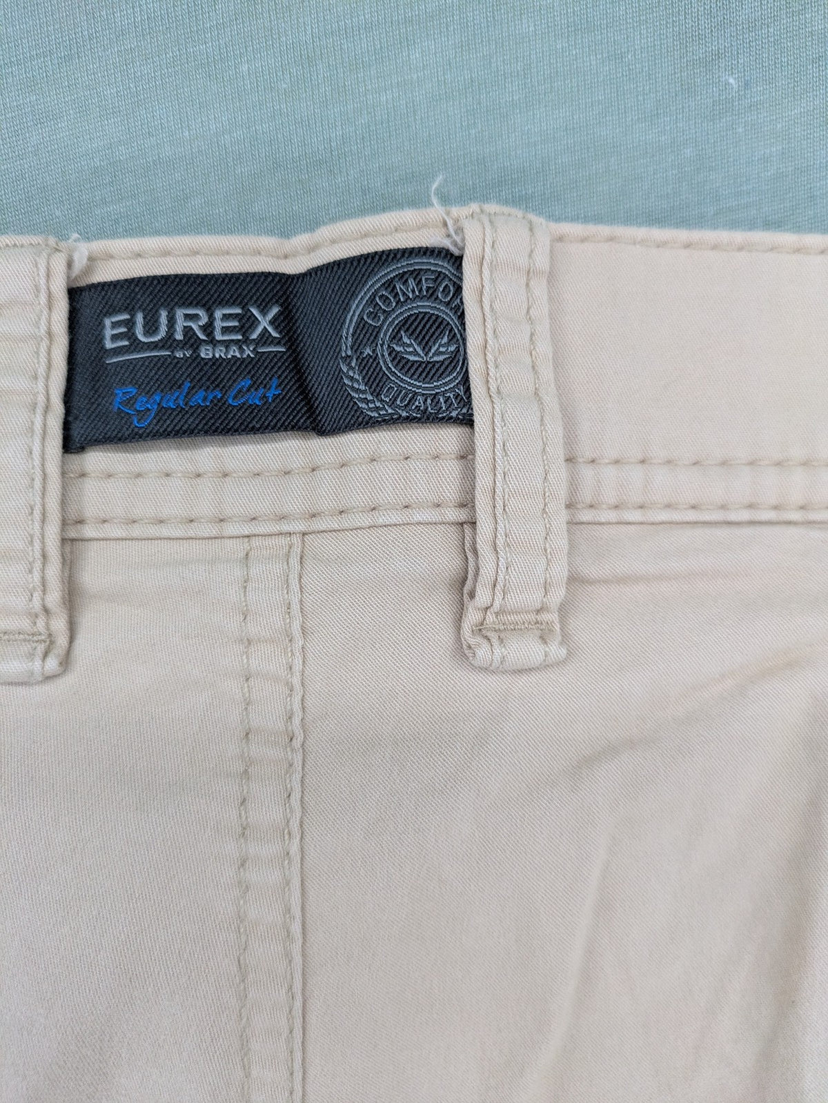 BRAX beige cargo shorts regular cut cotton with multiple pockets and classic design