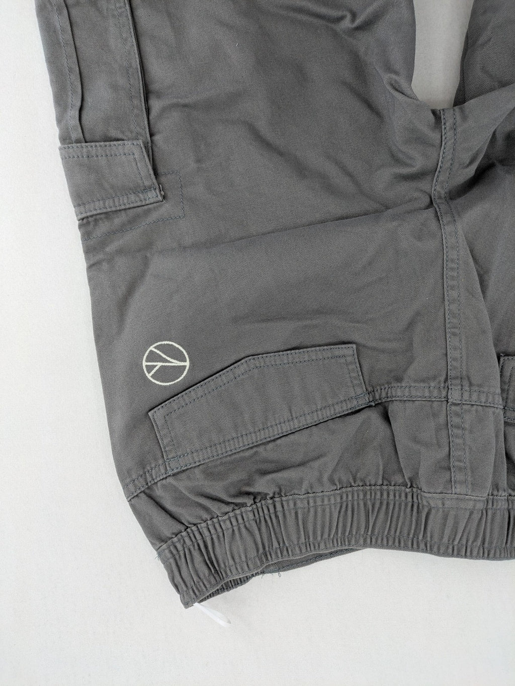 C&A grey cargo shorts with multiple pockets and elastic waistband, made of cotton.
