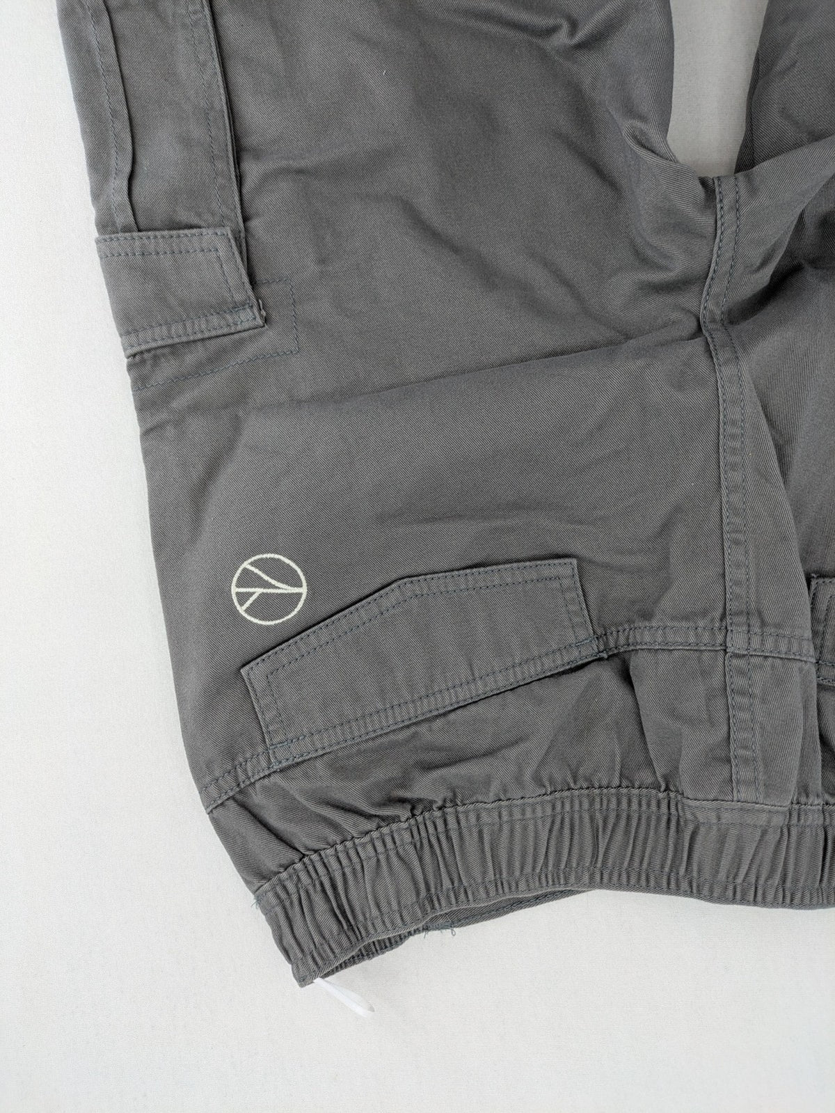 C&A grey cargo shorts with multiple pockets and elastic waistband, made of cotton.