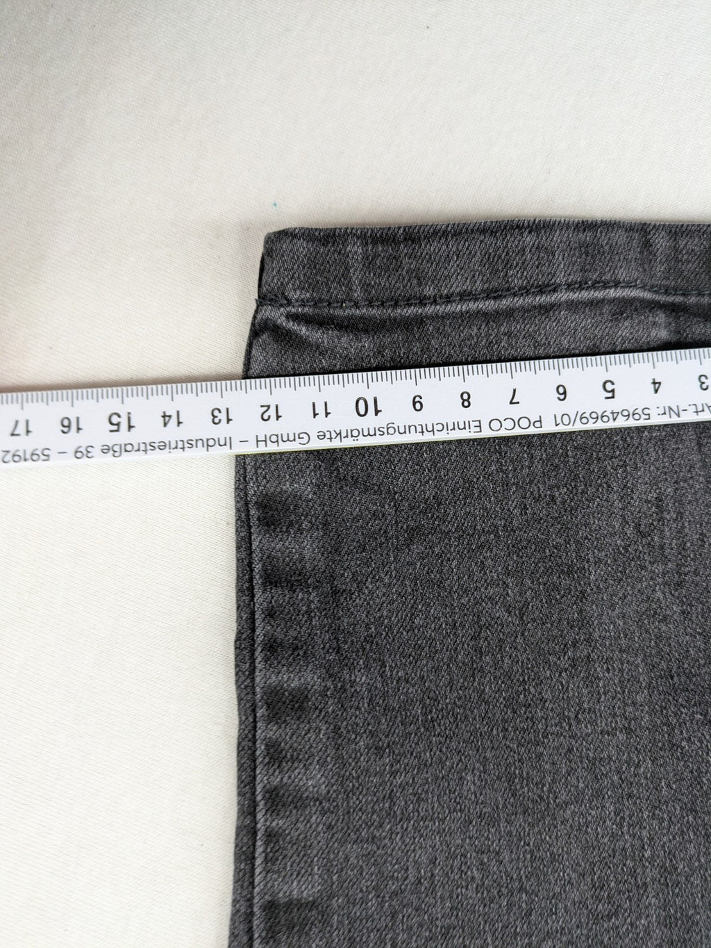 Noisy May grey skinny jeans with classic 5-pocket design and button closure.