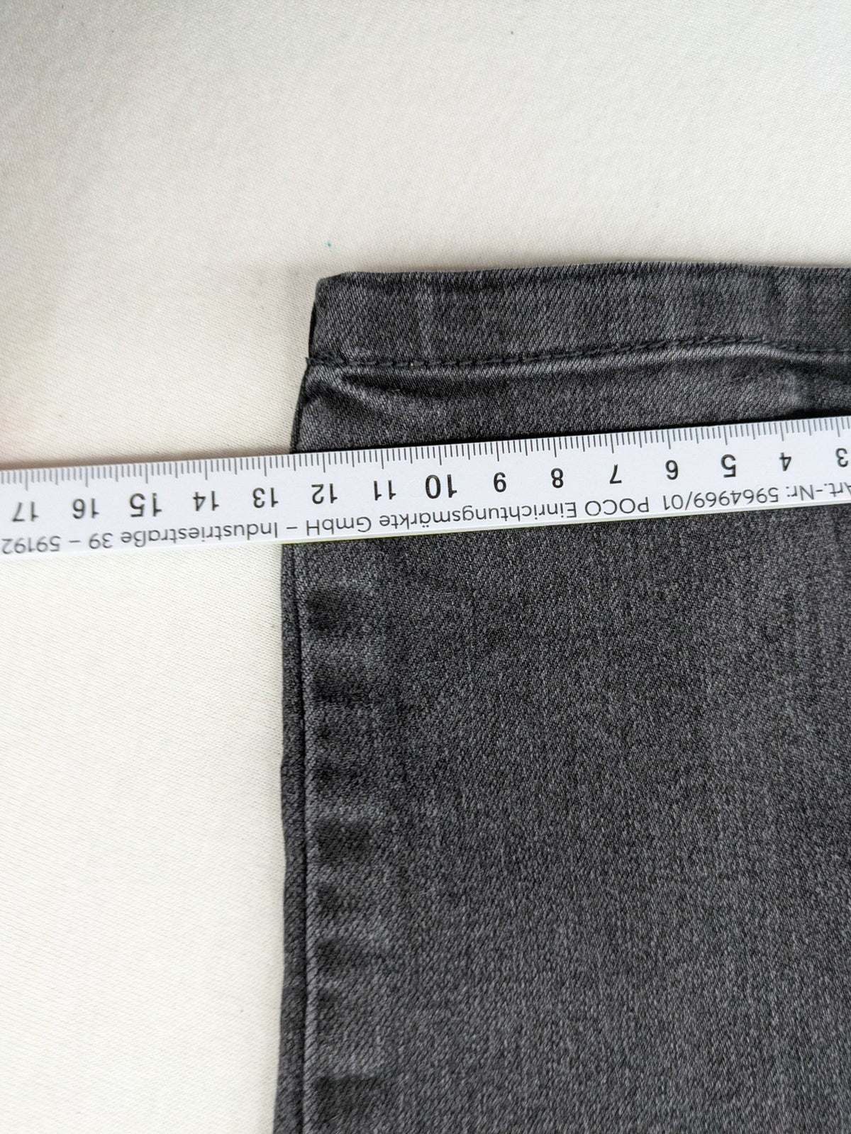Noisy May grey skinny jeans with classic 5-pocket design and button closure.