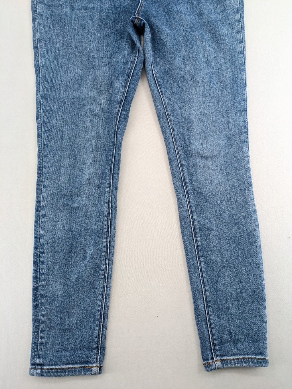 ONLY blue skinny jeans high waist with classic 5-pocket design and zip fly.