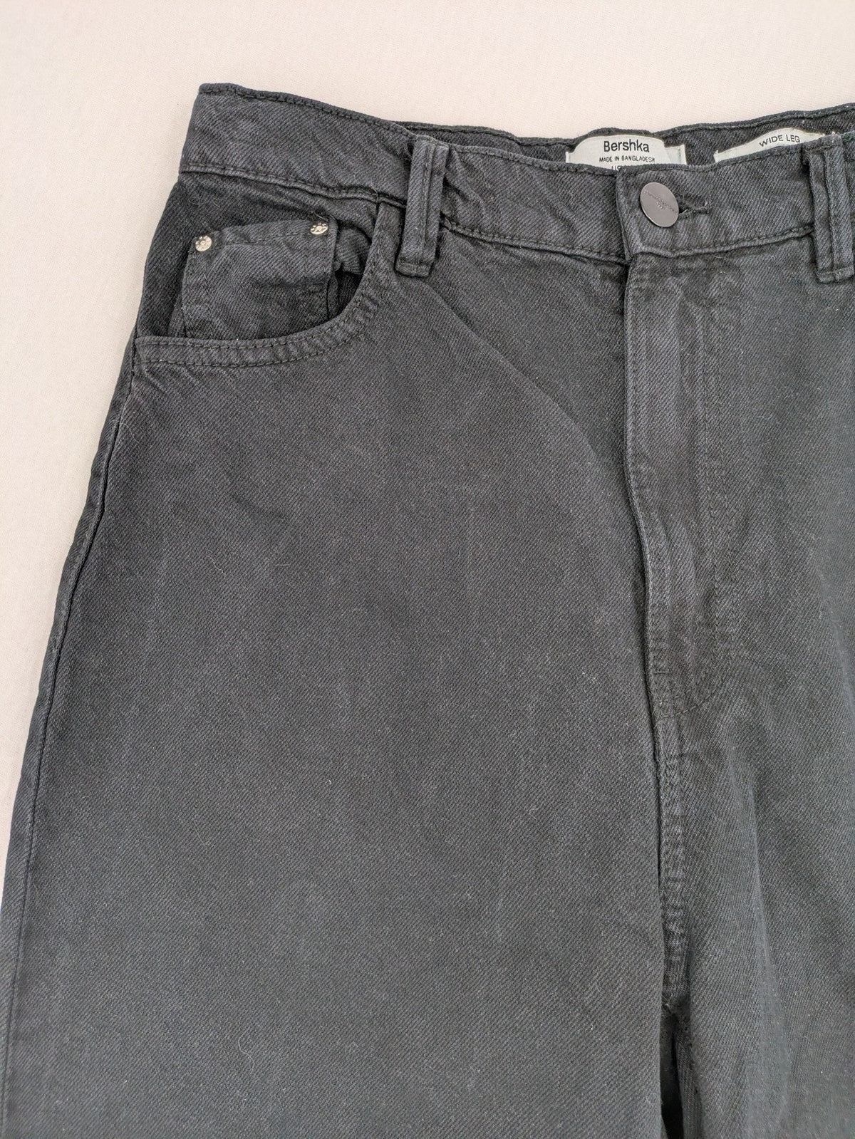Bershka grey wide leg jeans high waist with classic 5-pocket design and button closure.