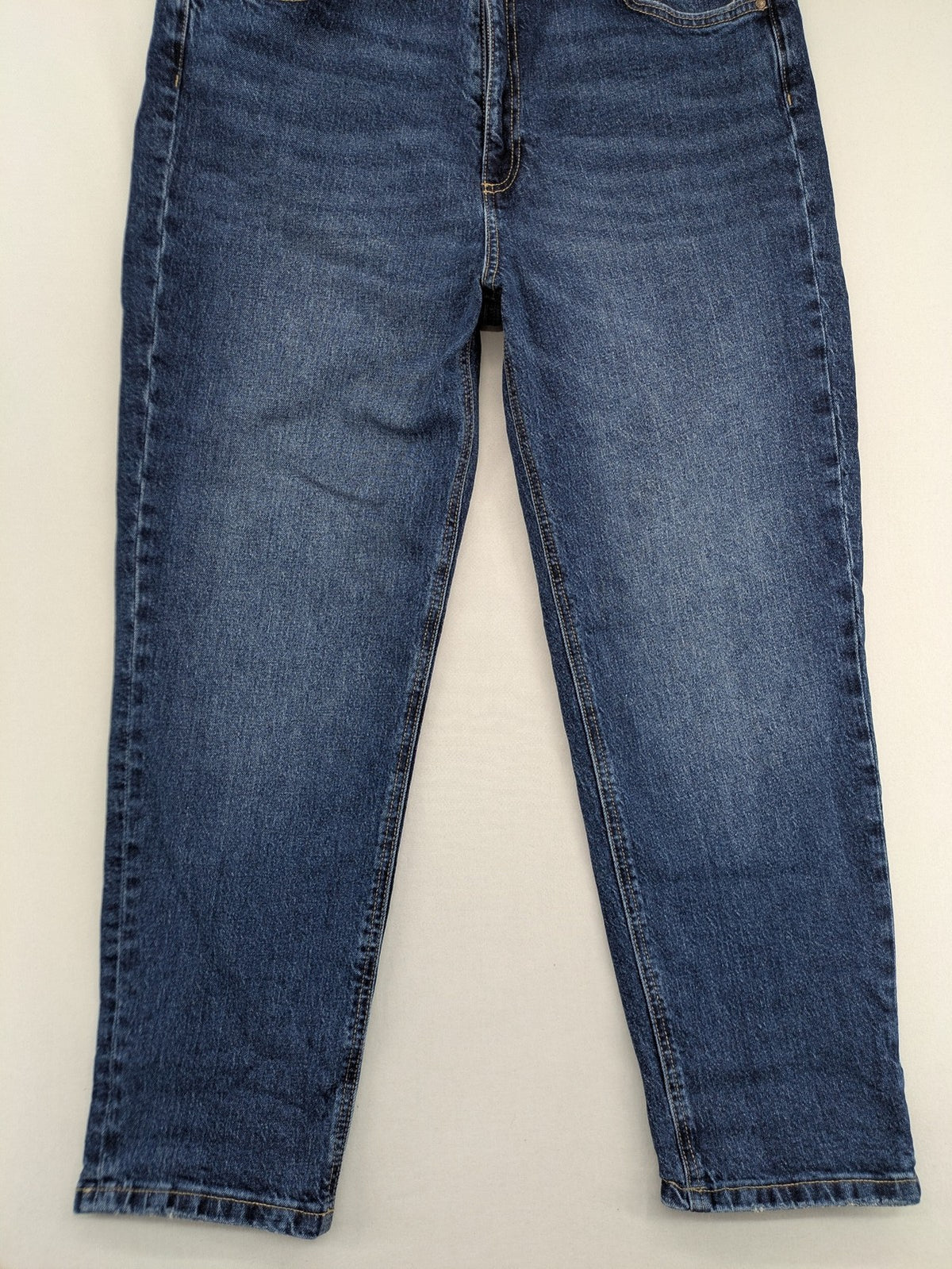 Reserved blue straight jeans high waist with classic fit and stretch cotton material.