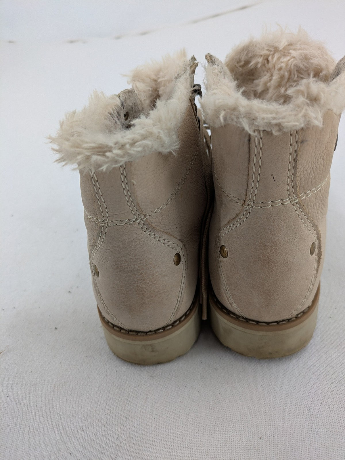 Lasocki beige winter boots size 36, warm faux fur lining, sturdy lace-up design.