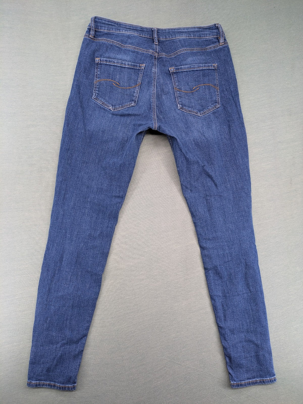 Q/S blue superslim fit jeans with classic 5-pocket style and zipper detail.