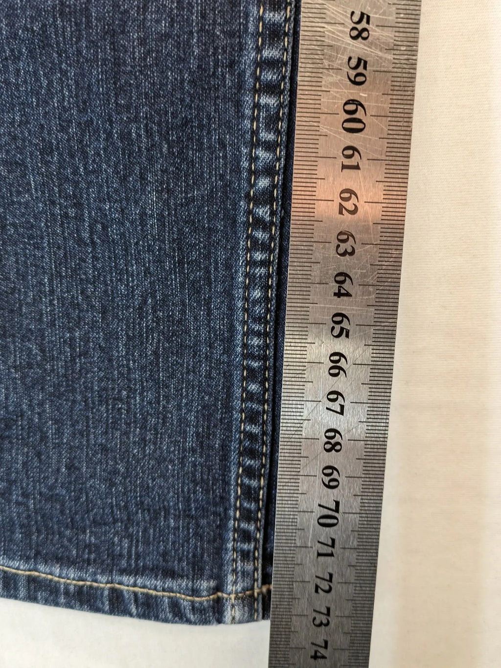 Mustang straight jeans blue dark wash, robust True Denim, classic fit, zipper closure.